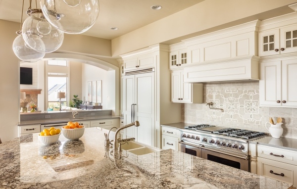 Красивая белая мебель на кухне в доме