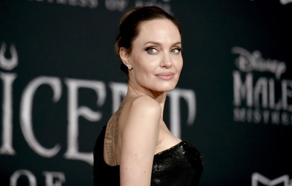 Красивая женщина популярная актриса Анджелина Джоли