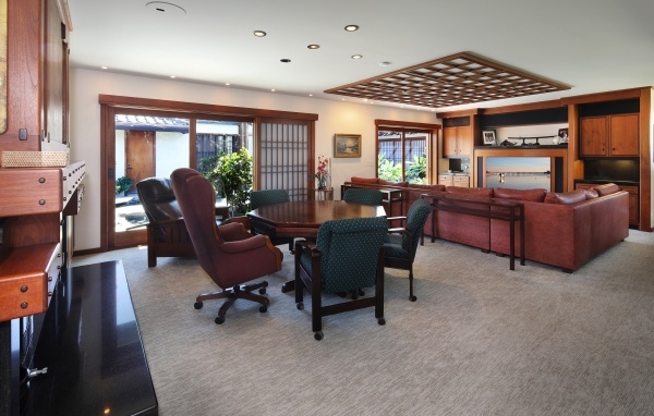 Красивая деревянная мебель в гостиной