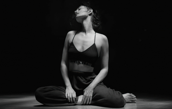 Черно -белое фото актрисы Эми Гарднер