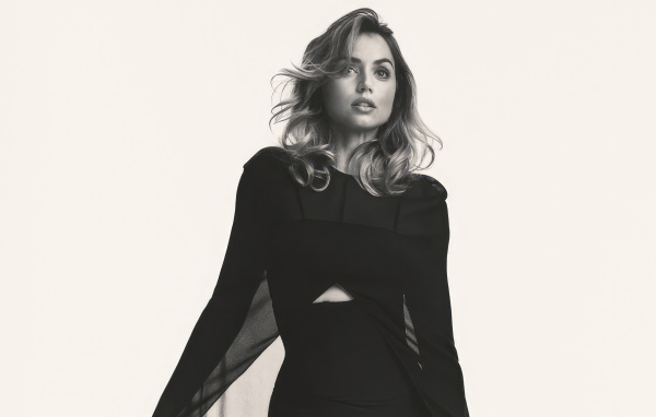 Черно-белое фото  актрисы Ана де Армас в платье 