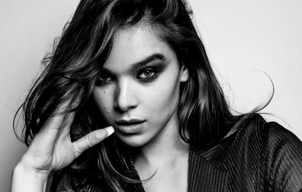 Черно-белое фото актрисы Хейли Стейнфилд на сером фоне