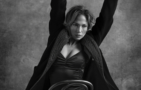 Черно-белое фото актрисы Дженнифер Лопес