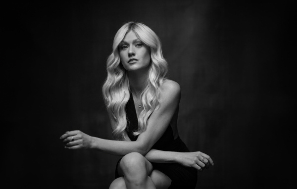 Черно-белое фото актрисы Кэтрин Макнамара