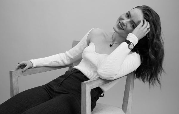 Черно-белое фото актрисы Сэди Синк