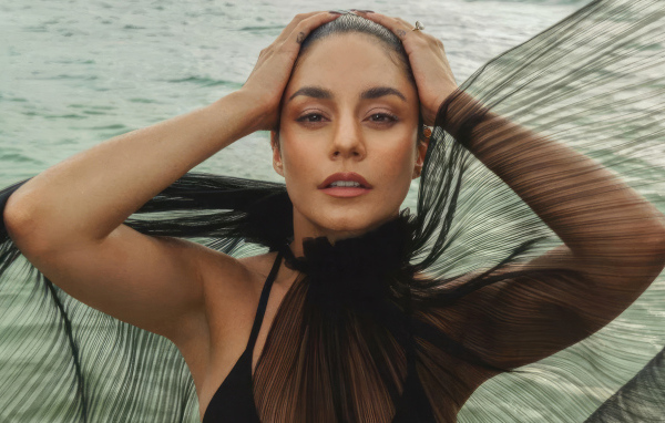 Черный наряд на актрисе Ванесса Хадженс