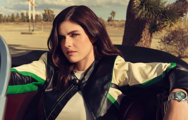 Голубоглазая актриса Александра Даддарио сидит в авто