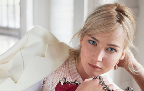 Голубоглазая актриса Дженнифер Лоуренс в белом пиджаке