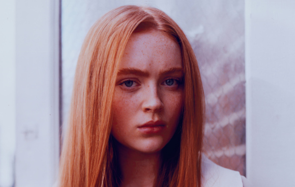 Голубоглазая рыжеволосая девушка Сэди Синк