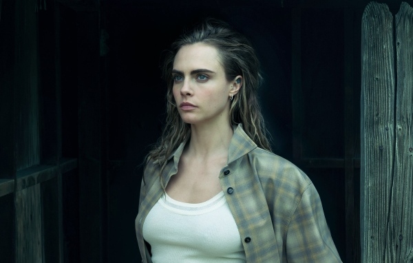 Британская актриса Кара Делевинь в рубашке