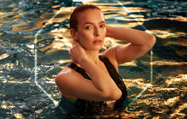 Британская актриса Джоди Комер в бассейне