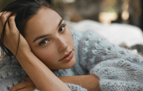 Кареглазая актриса Галь Гадот в теплом свитере