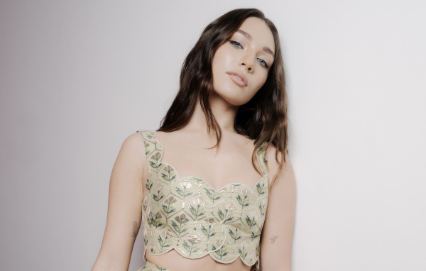 Милая американская танцовщица Мэдди Зиглер на сером фоне