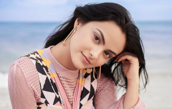 Милая кареглазая девушка актриса Камила Мендес