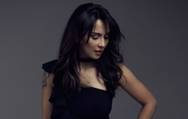 Милая девушка актриса Лекса Дойг  в черном платье