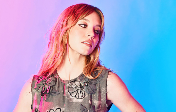 Милая рыжеволосая девушка актриса Сидни Суини