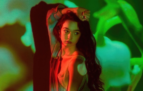 Милая молодая девушка актриса Руби Джей