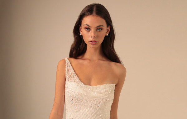 Нежная Мэйка Вулард в белом платье