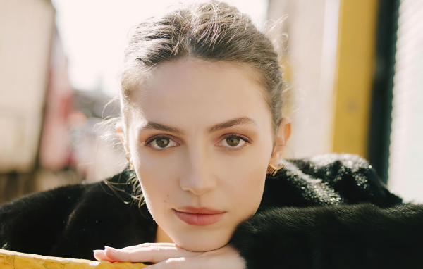 Английская актриса и певица Элла Хант