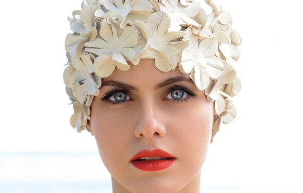 Лицо актрисы Александра Даддарио в шапке крупным планом