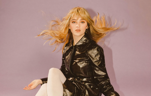 Девушка в черной куртке актриса Лиззи Грин