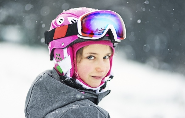 Девочка сноубордистка в шлеме