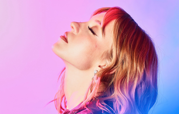 Девушка с закрытыми глазами актриса Сидни Суини