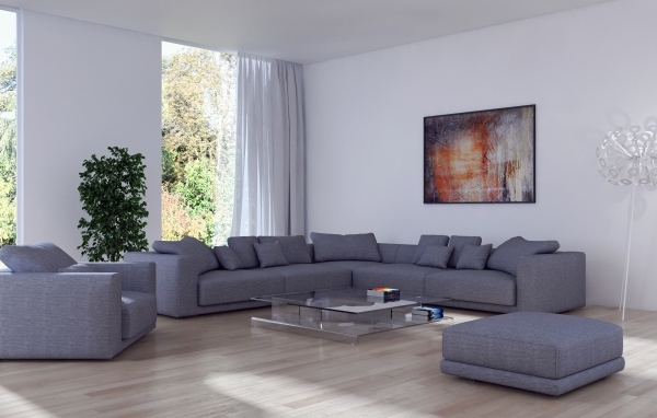 Большой серый диван в гостиной комнате