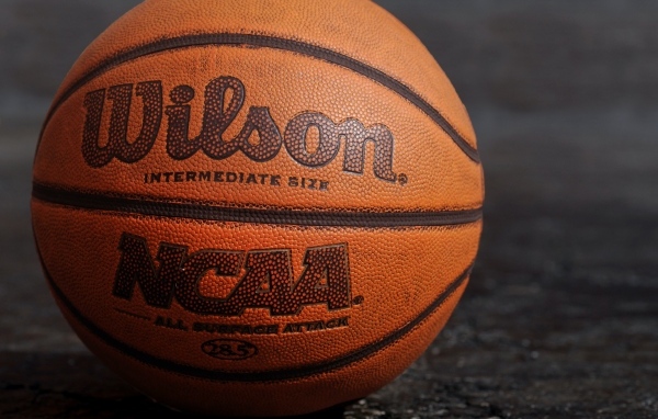 Большой кожаный баскетбольный мяч