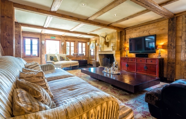 Гостиная   с камином и большим диваном