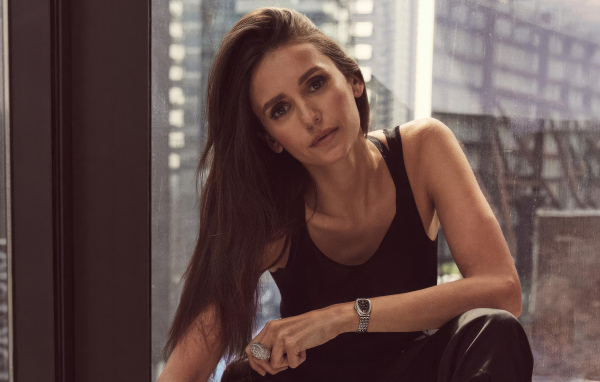 Длинноволосая канадская актриса Нина Добрев