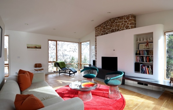 Много мебели в гостиной с большим окном