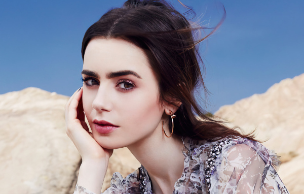 Милая девушка шатенка Лили Коллинз