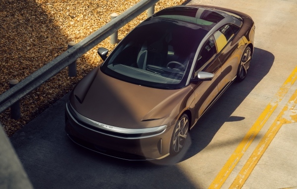 Автомобиль Lucid Air Electric вид сверху