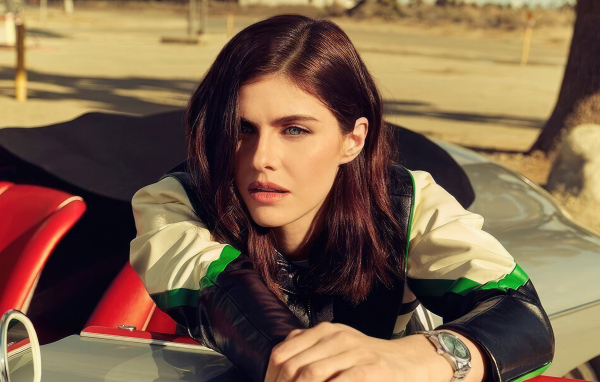 Популярная актриса Александра Даддарио сидит в автомобиле