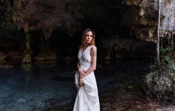 Популярная актриса Анджелина Джоли в  белом платье у воды