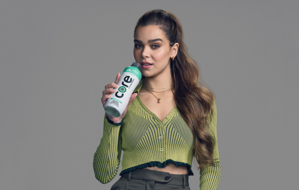 Популярная актриса Хейли Стайнфелд на фоне серой стены