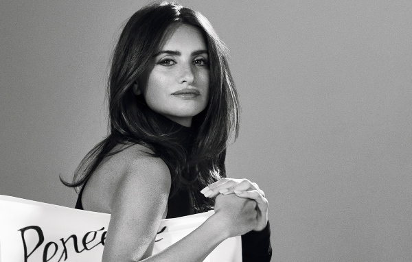 Популярная актриса Пенелопа Крус на сером фоне