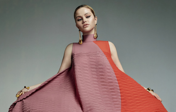 Популярная девушка Селена Гомес в платье на сером фоне