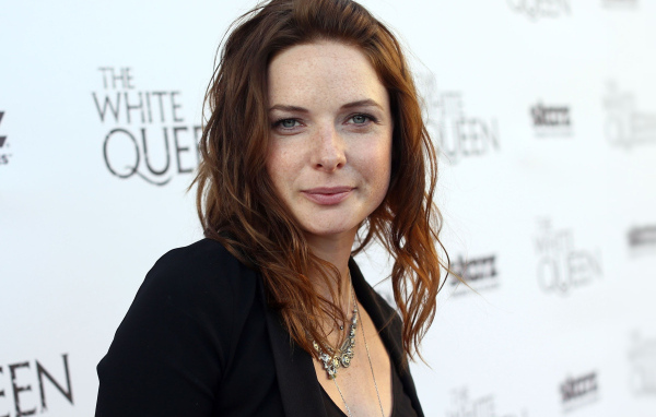 Рыжеволосая актриса Ребекка Фергюсон в черном костюме