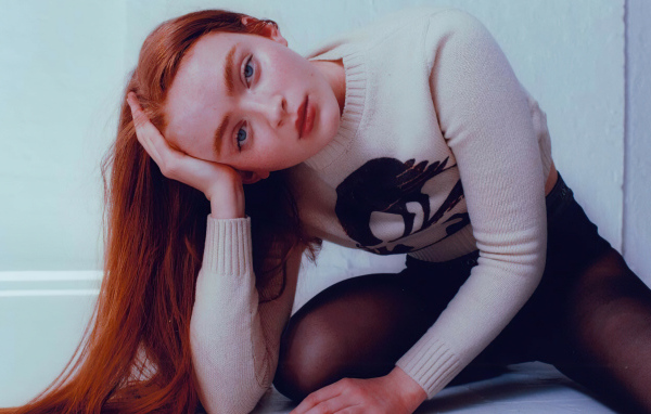 Рыжеволосая девушка актриса Сэди Синк