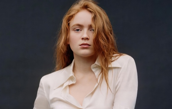 Рыжеволосая девушка актриса Сэди Синк