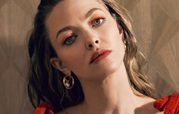 Грустная актриса Аманда Сайфред стоит у стены