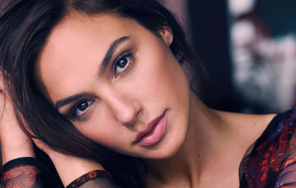 Грустная кареглазая девушка актриса Галь Гадот