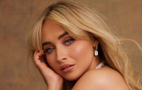 Грустная молодая актриса Сабрина Карпентер