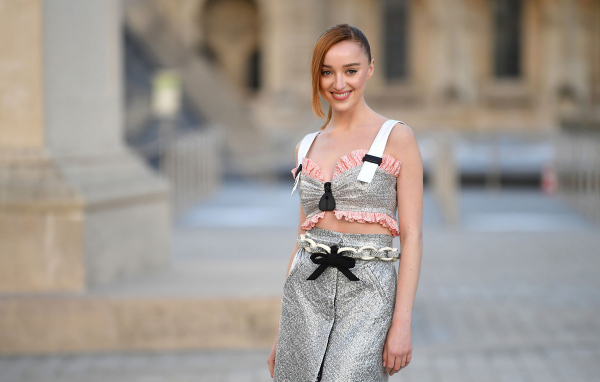 Улыбающаяся актриса Фиби Дайневор