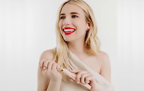 Улыбающаяся девушка актриса Эмма Робертс