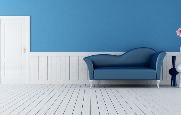 Диван в комнате с голубыми стенами и белым полом