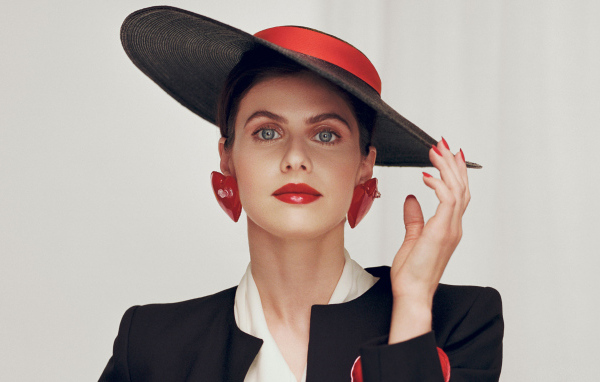 Стильная актриса Александра Даддарио  в большой шляпе