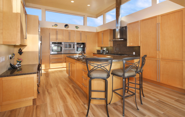 Стильная большая кухня с деревянной мебелью